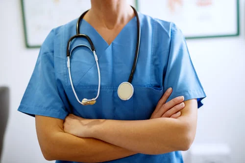 врач скрестил руки на груди